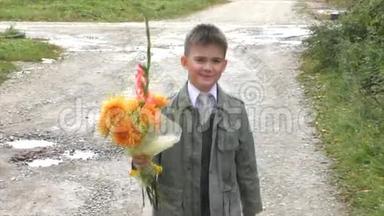 这个男孩带着一束花
